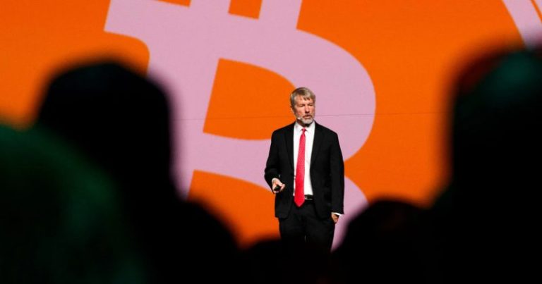 Strategy reports $4.2B loss but aims to raise $21B to buy more Bitcoin (en)
